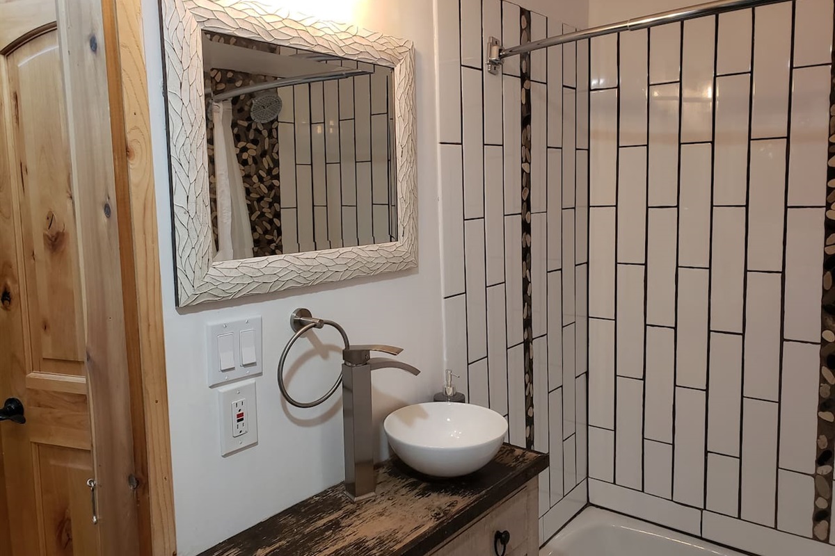 Upstairs hallway bathroom for Bedrooms 1 and 4