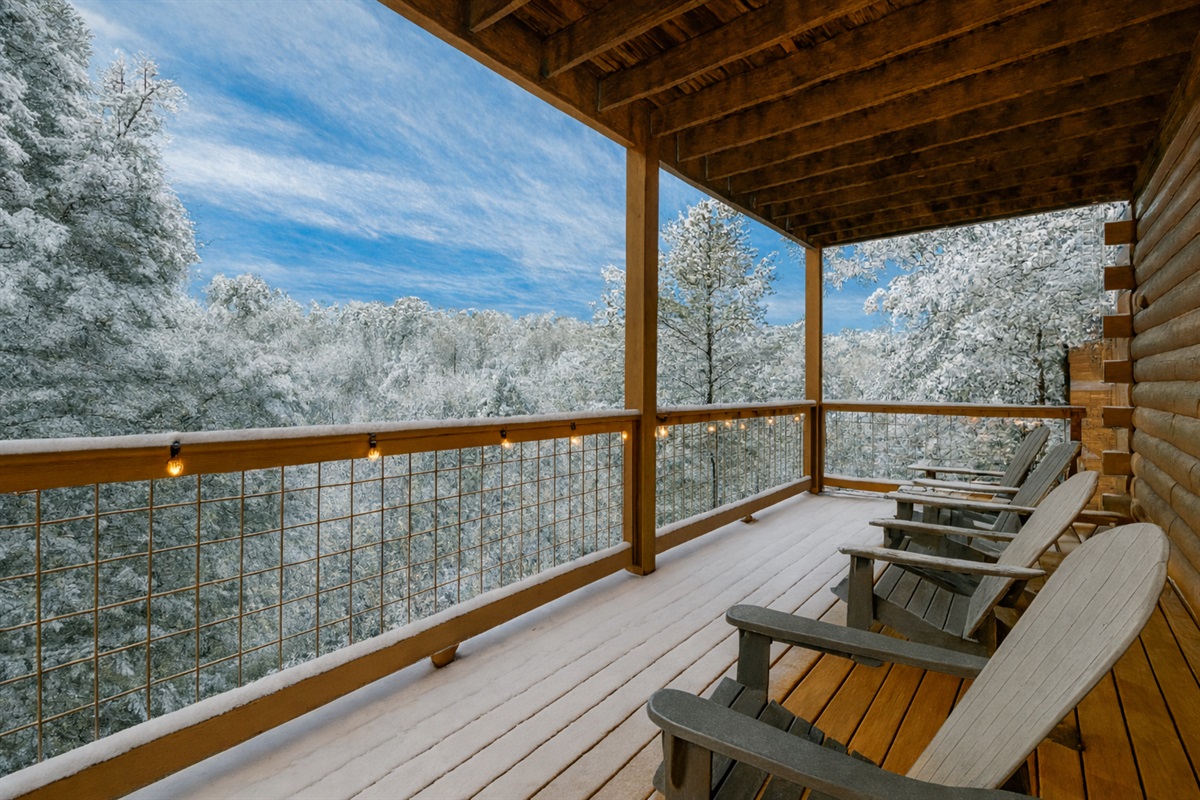 Let the stillness of the snowy Smokies wrap around you as you sip hot chocolate and soak in the quiet magic from the peaceful deck.