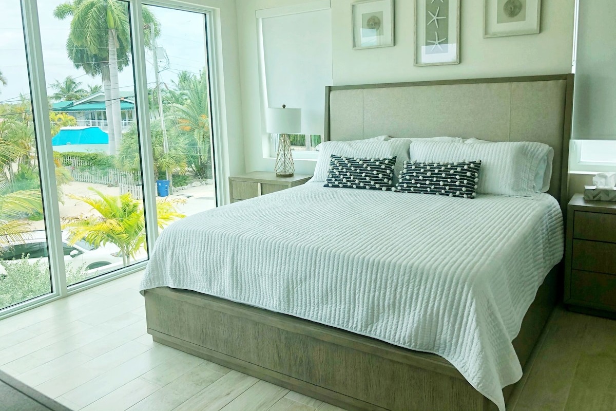 2nd King Suite With T.V. And With Attached Bath With Large Shower