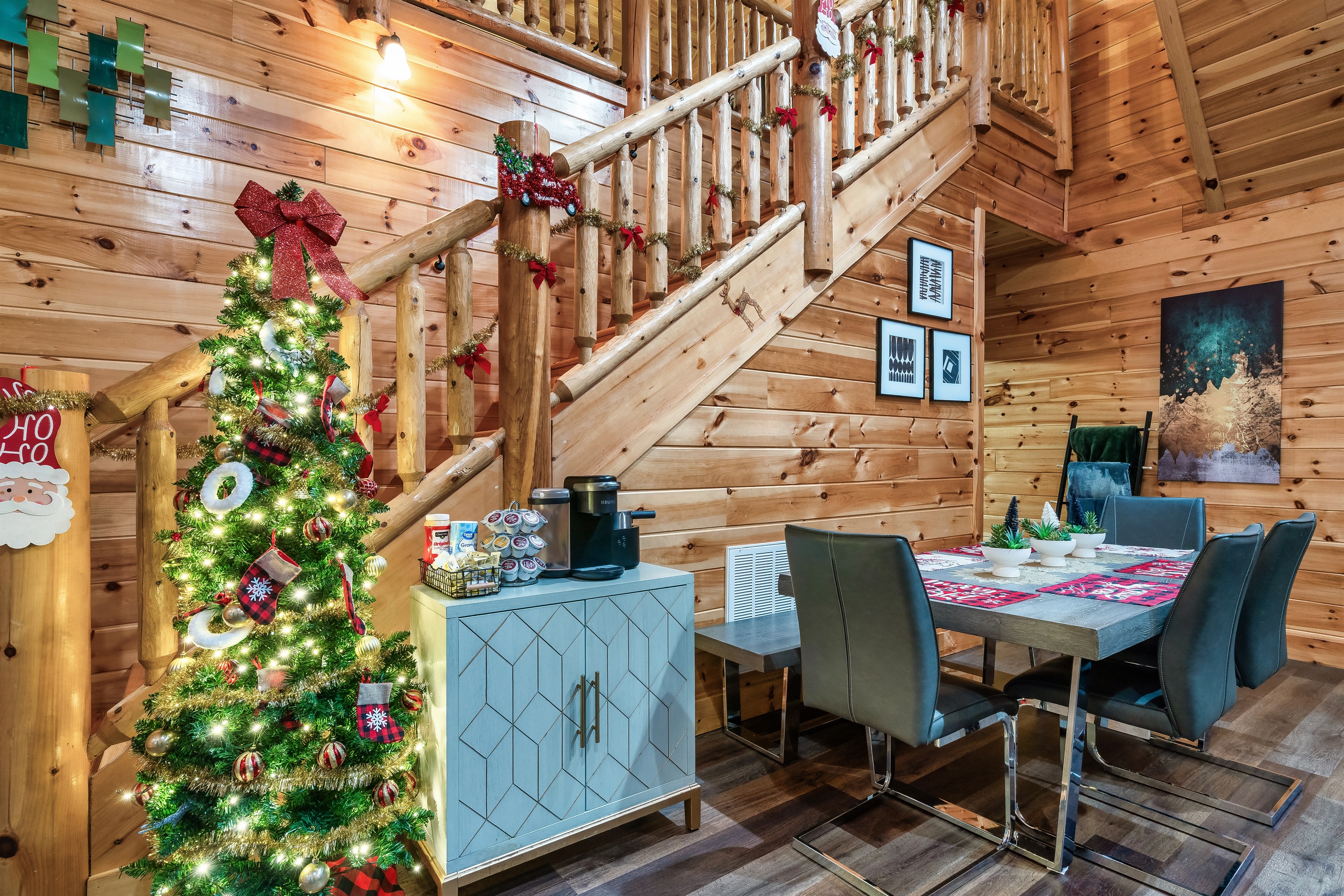 Dining Area: Festive charm with a delightful tree, perfect for meals and holiday gatherings!