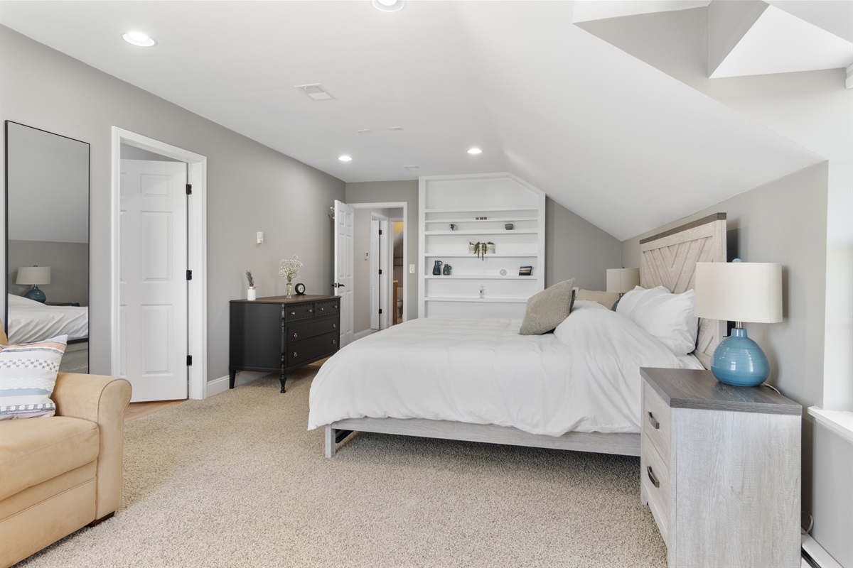 Upstairs king room featuring direct en-suite access for added convenience.