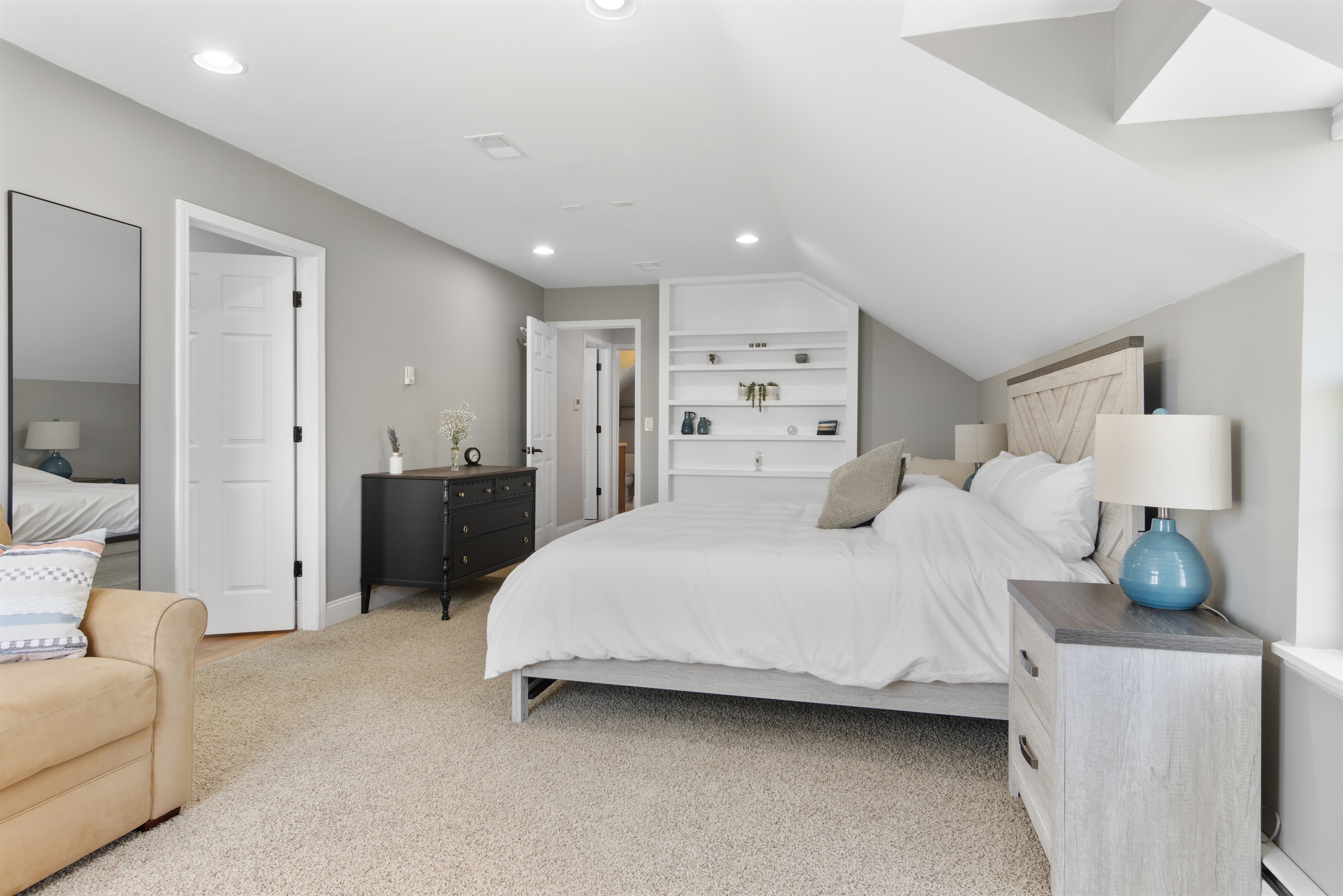 Upstairs king room featuring direct en-suite access for added convenience.