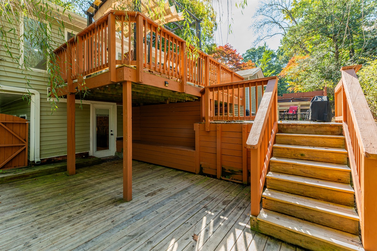 Deck: Enjoy summer evenings and barbecues on this spacious, sunlit deck!