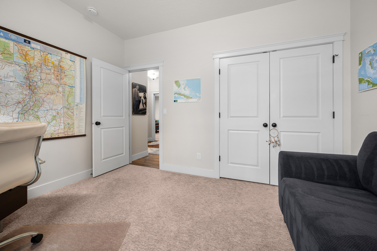 Whether you need a quiet workspace, a cozy reading nook, or extra space to relax, this versatile room offers comfort and flexibility for every stay.