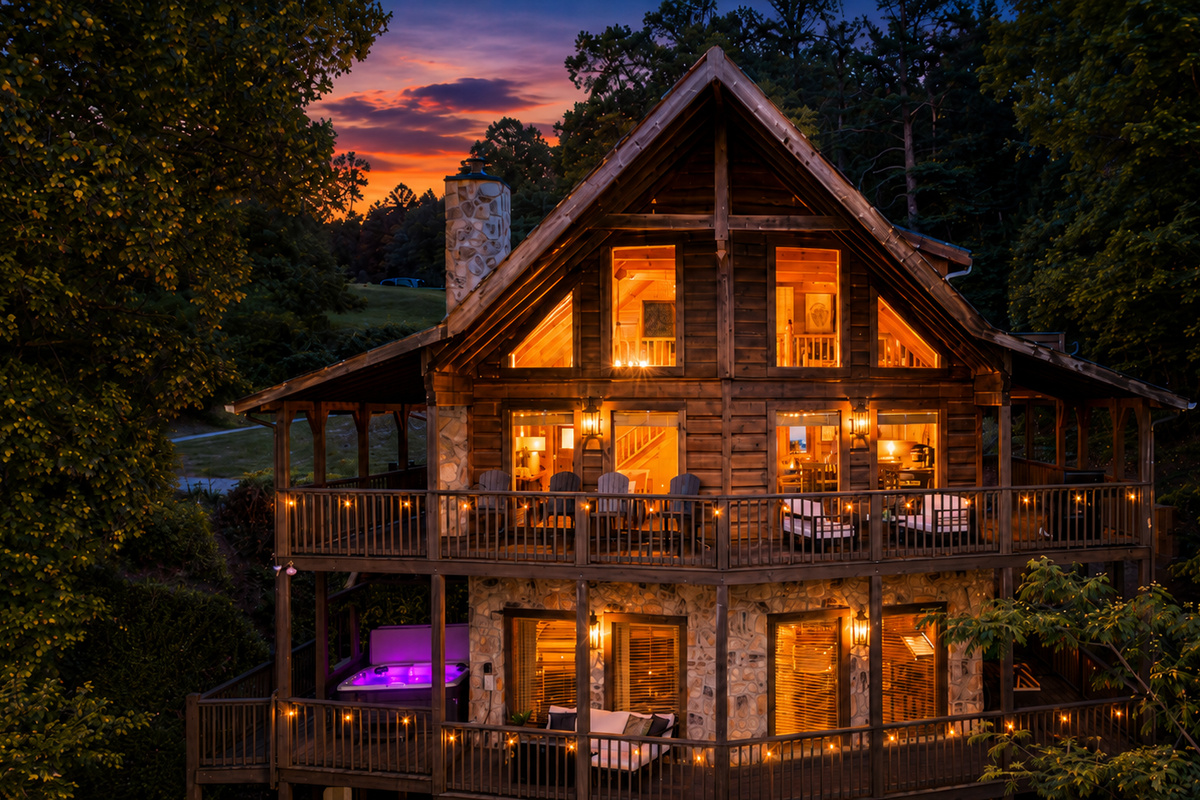 Cabin with wraparound decks on two levels