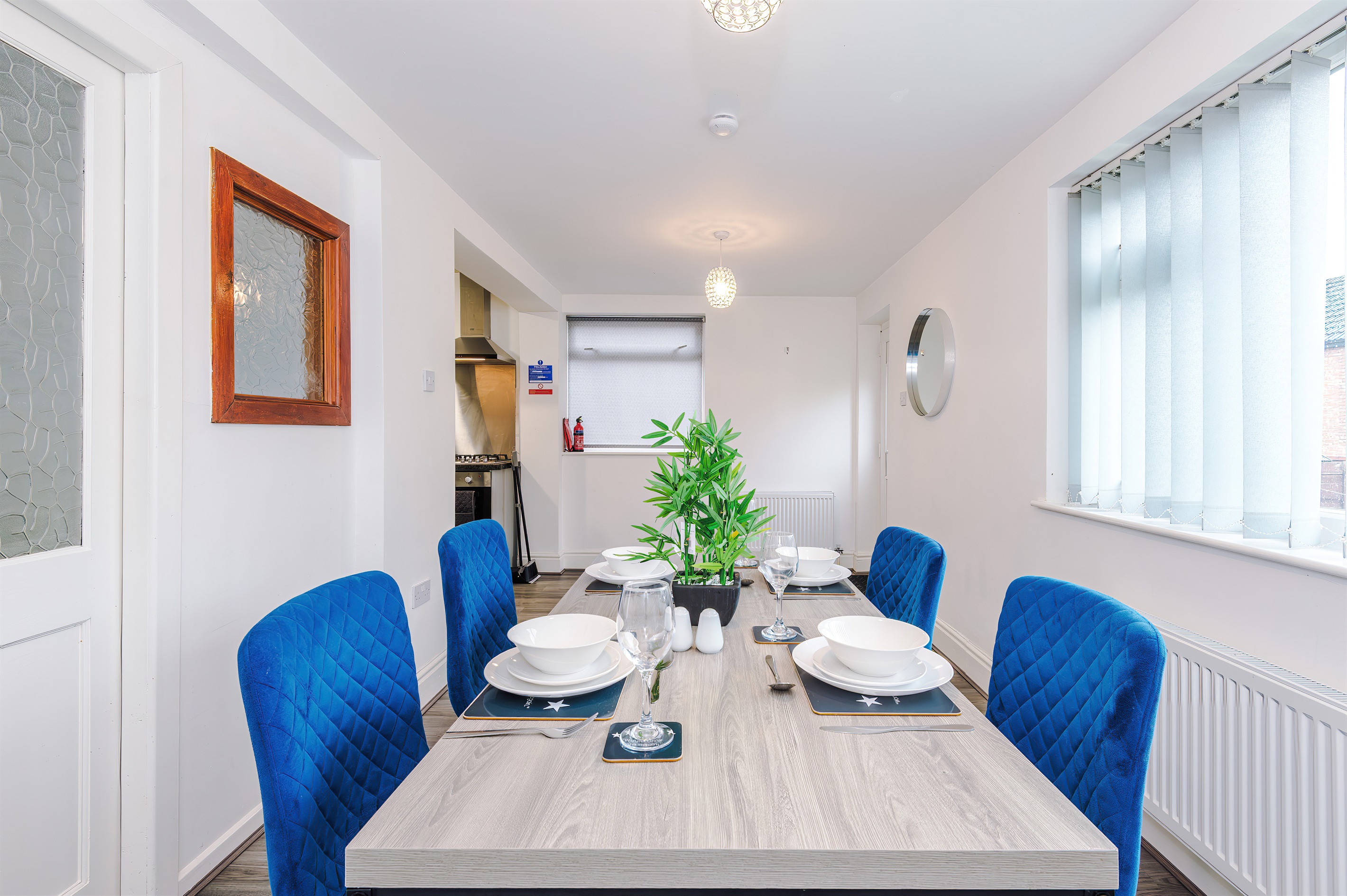 Enjoy your meals at the dining table in comfort in the dining room