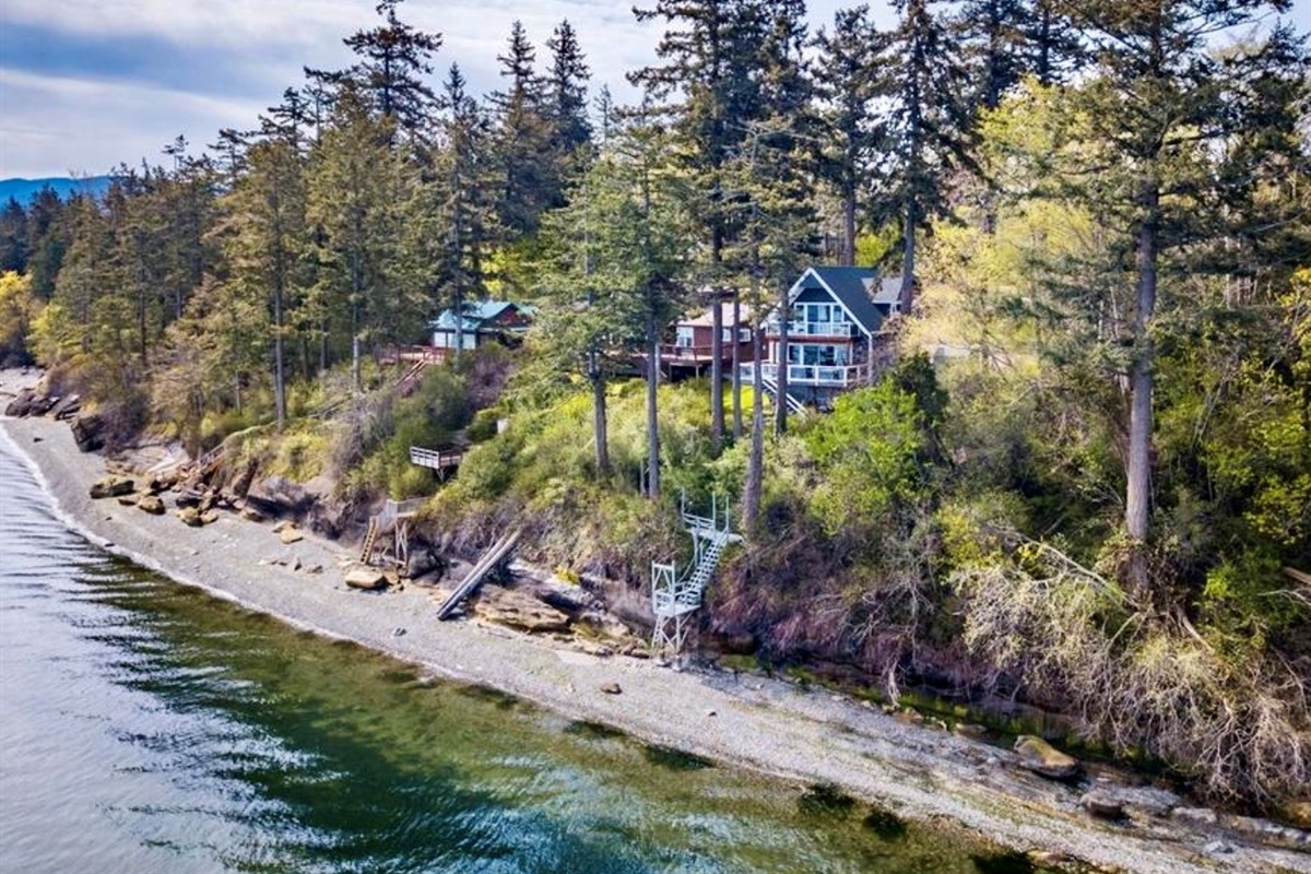 "My wife & I wanted a weekend away from the city somewhere private w/ a pretty view.  Driftwood Dreams fit the bill perfectly." -Jeff