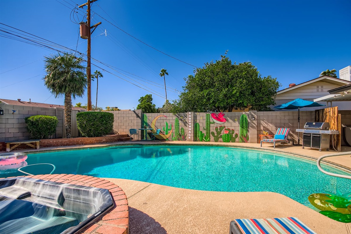 Large Heated Pool & Spa