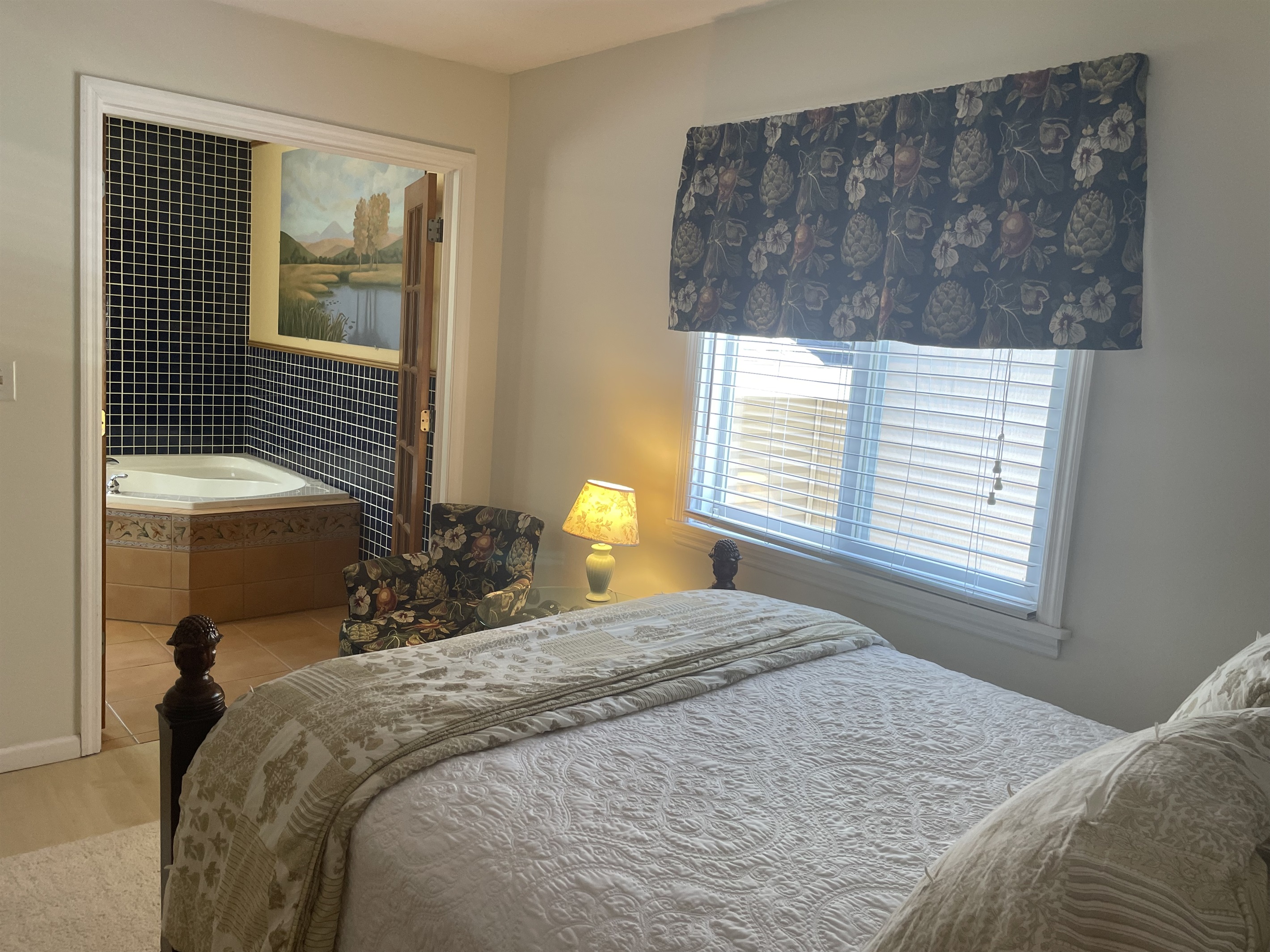 1st floor Double with jetted tub