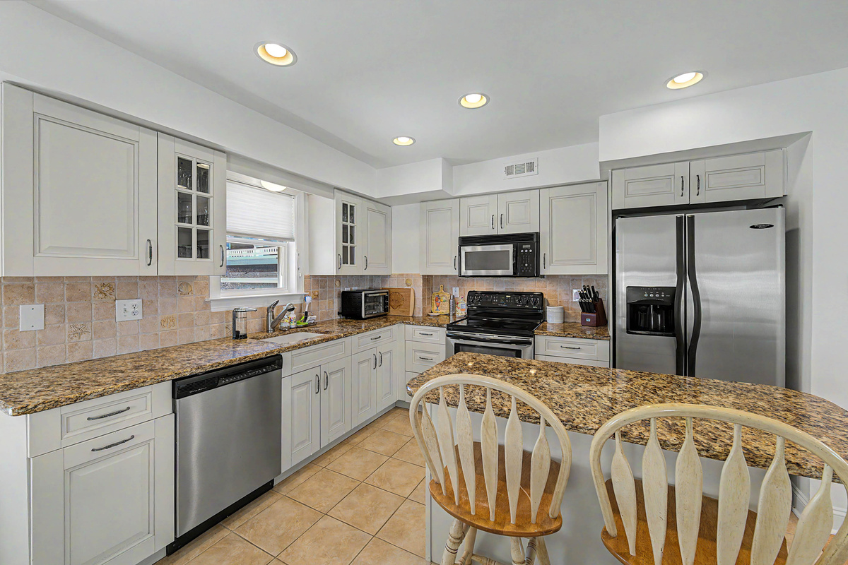 kitchen_granite_countertops_appliances