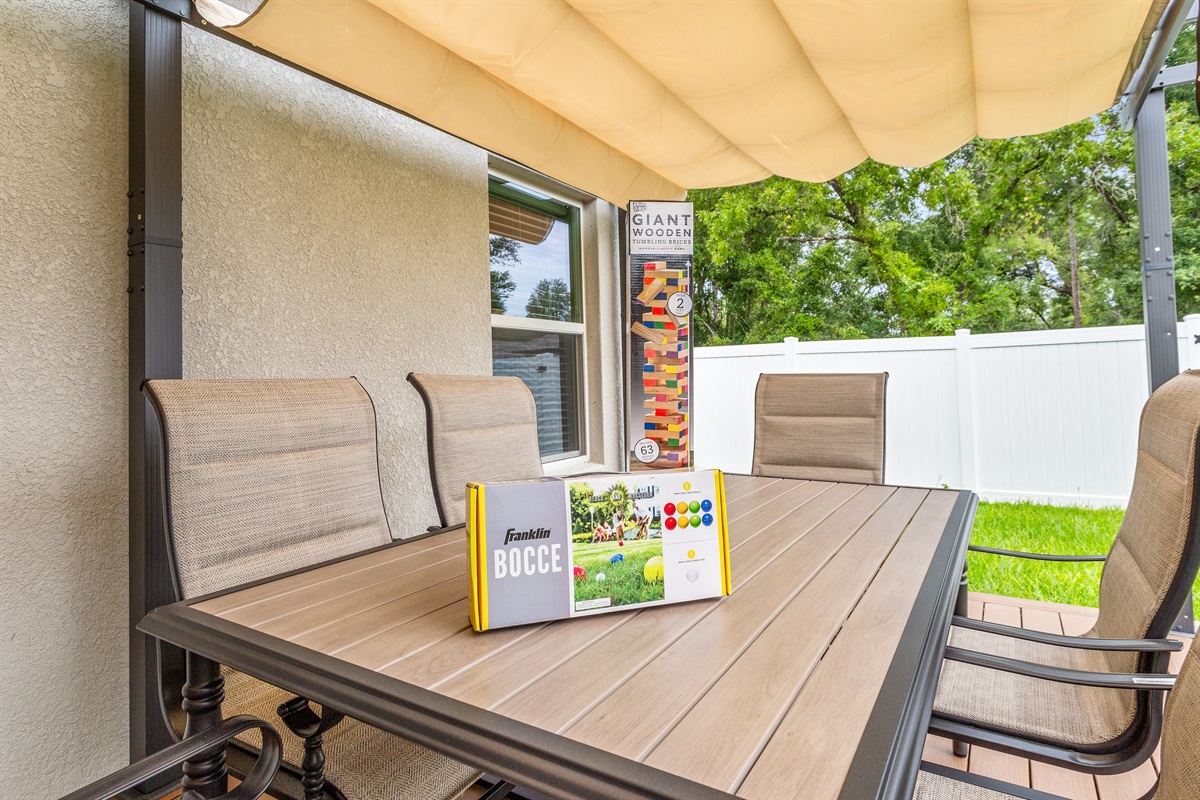 Patio with Retractable Sunshade