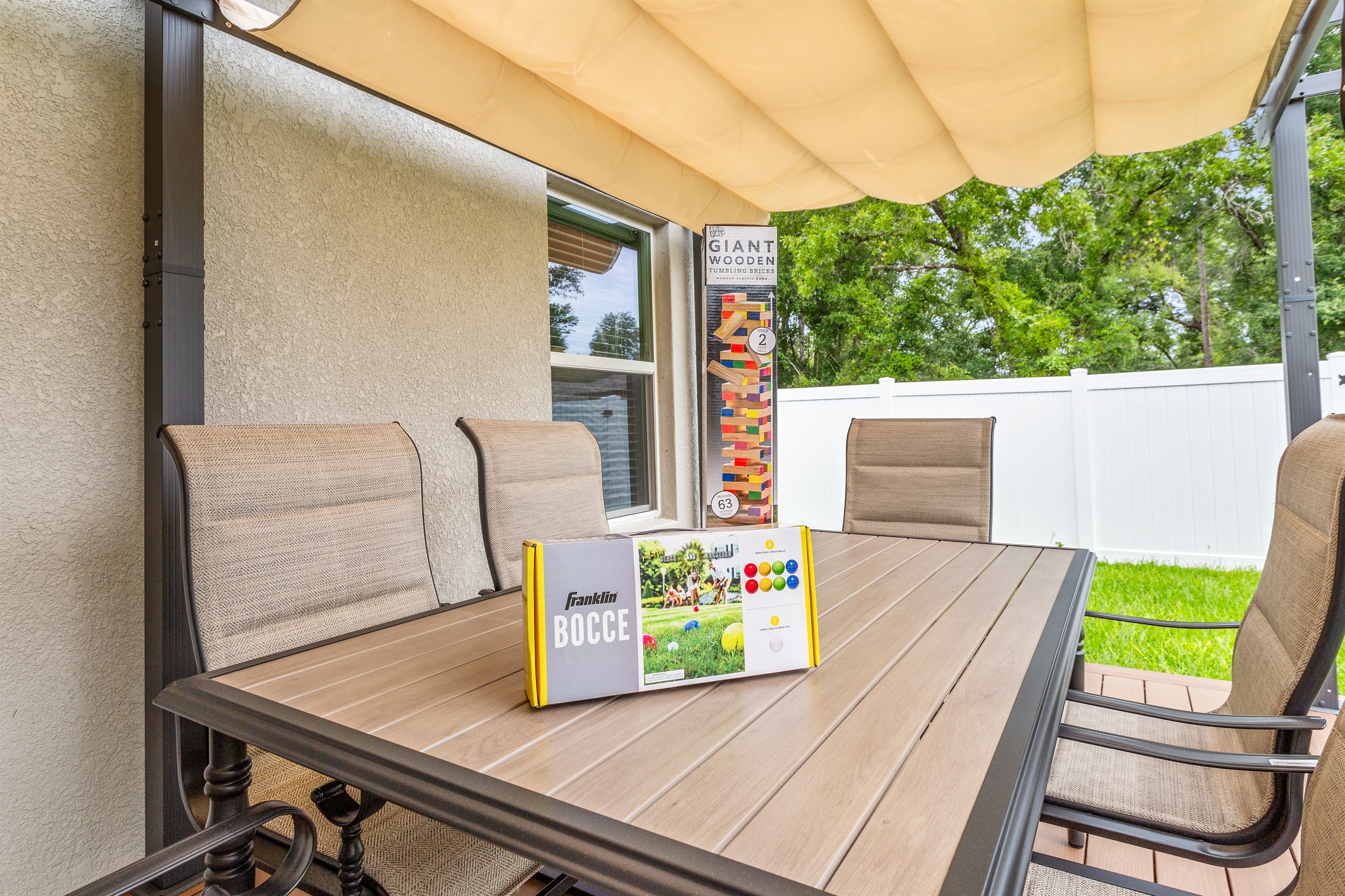 Patio with Retractable Sunshade