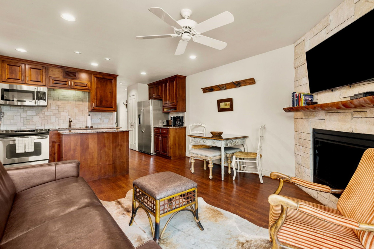 Hill Country Themed Condo with no upstairs "foot traffic or noise". - Priceless!