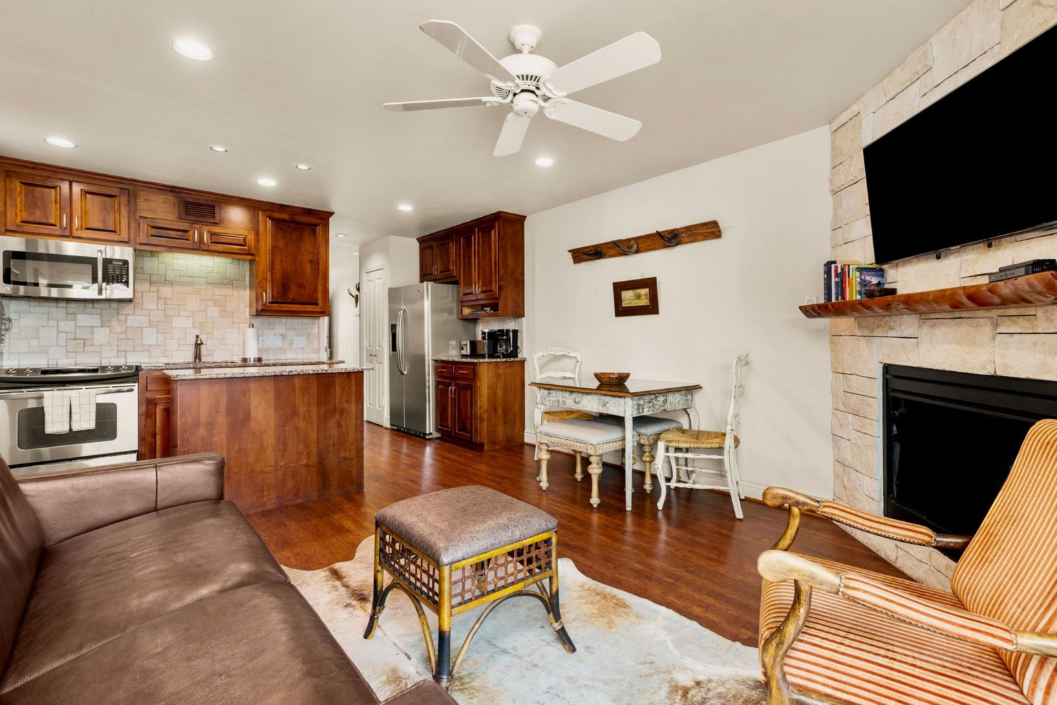 Hill Country Themed Condo with no upstairs "foot traffic or noise". - Priceless!