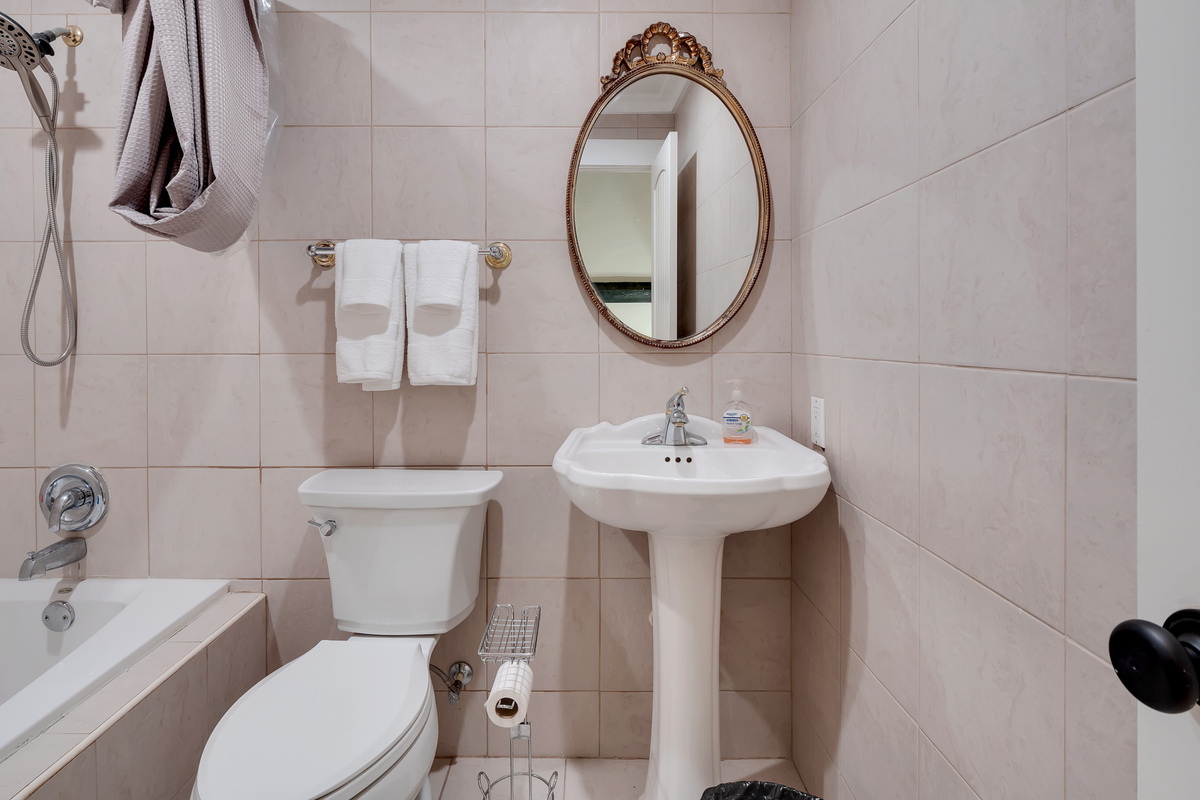 Upstairs bathroom, shower/tub