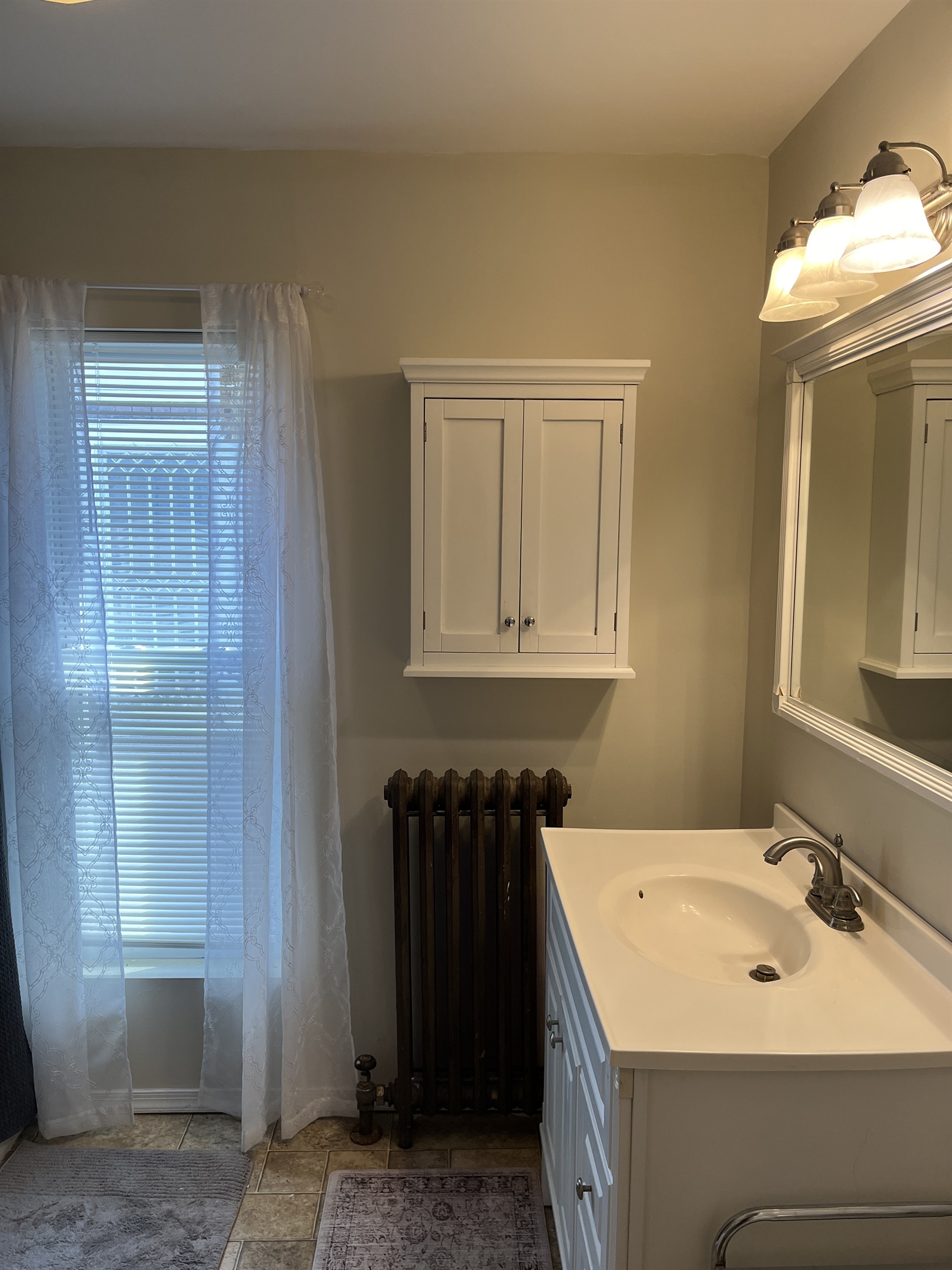 Bathroom with tub/shower