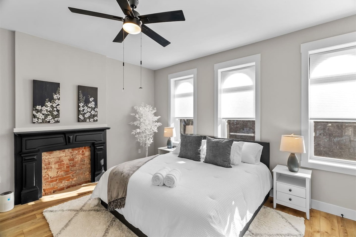 Bright spacious room with morning sun equipped with King size bed, dresser, closet, and TV for your late night entertainment.  Bedside tables w built-in outlets and USB chargers!
Please note: shades are not room darkening and there are no curtains.
