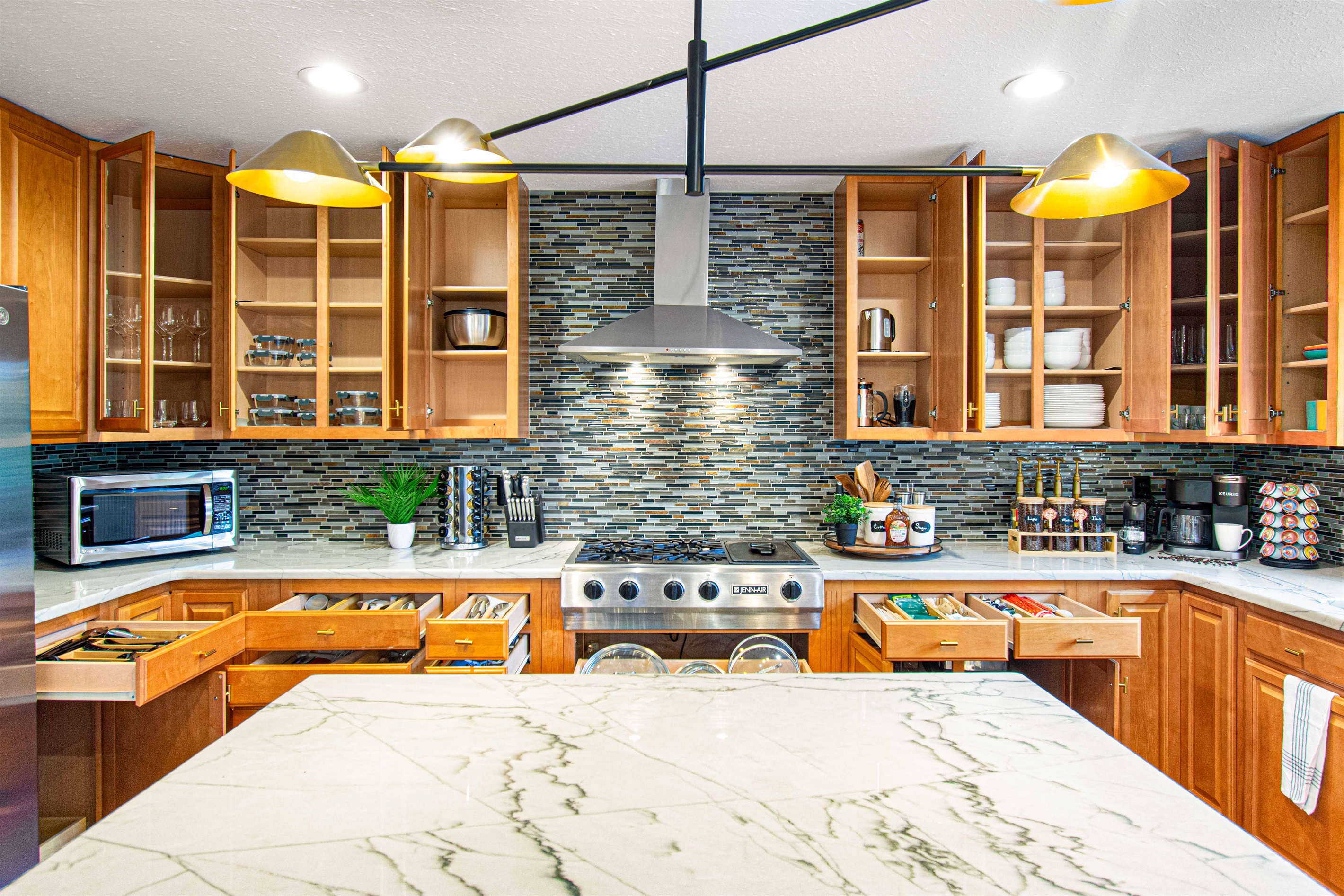 Welcome to our modern kitchen, fully stocked with everything you need to create culinary masterpieces! With sleek appliances and high-quality cookware, you’ll find it a joy to cook and entertain. Experience the perfect blend of style and functionality!