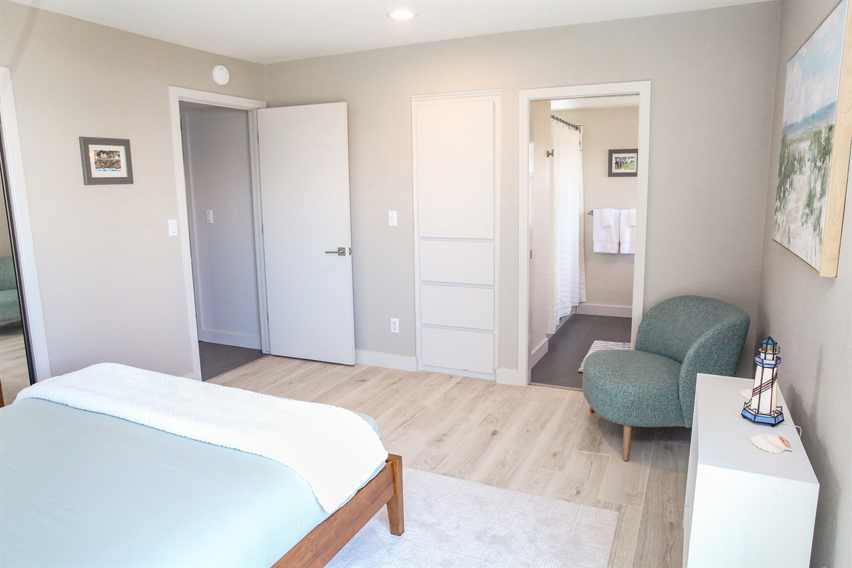 Green sea ensuite with queen bed and seating