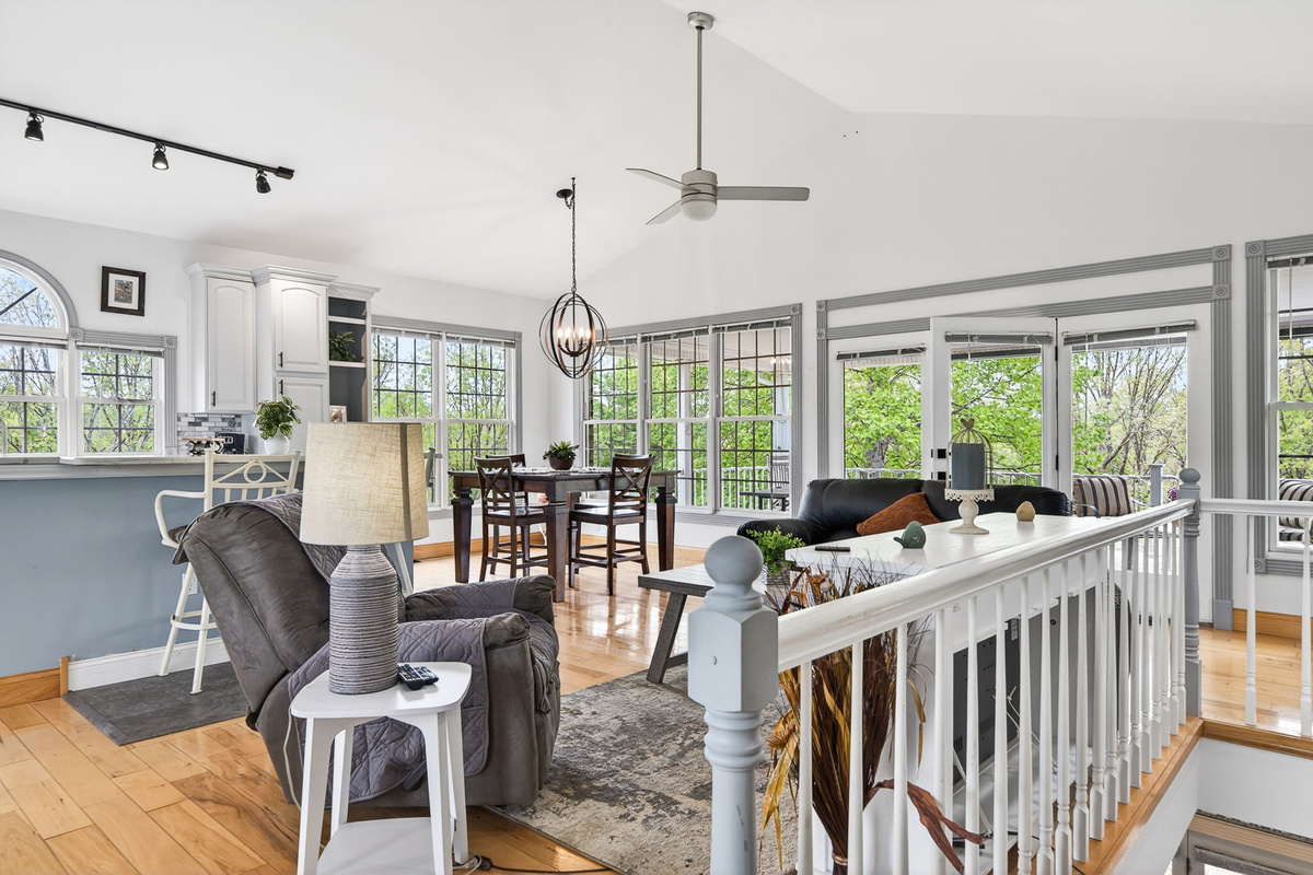 Living Room/Dining Area