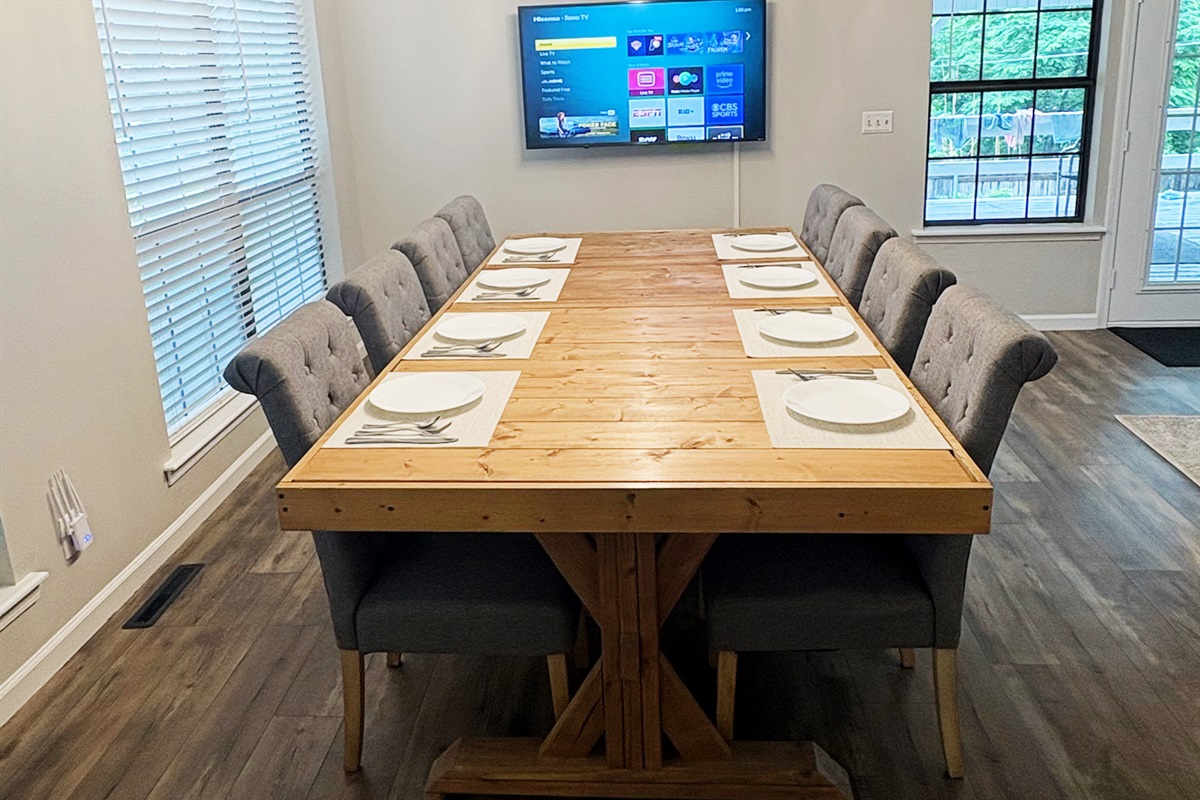 Dining Room Table Comfortably Seats Eight