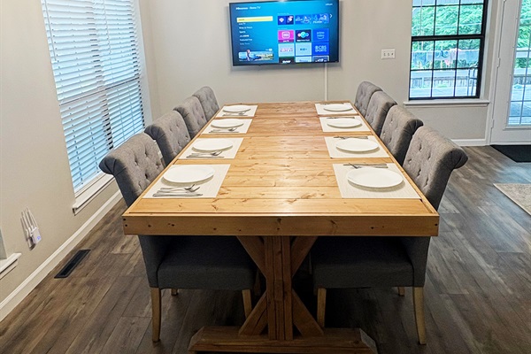 Dining Room Table Comfortably Seats Eight