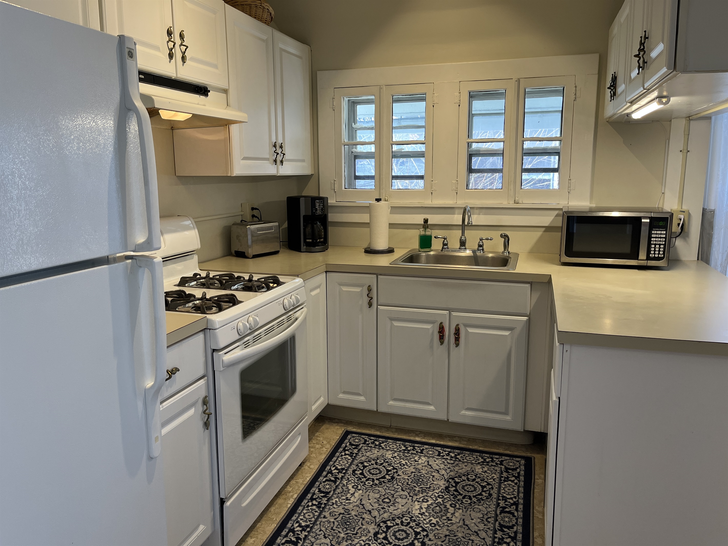 All the necessities, fridge, coffee pot, microwave, dishwasher and more