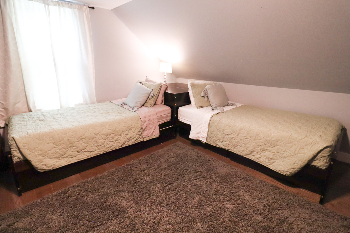 Triple Twin Room - Sleeps 3 
2 standard twins + pull out trundle 