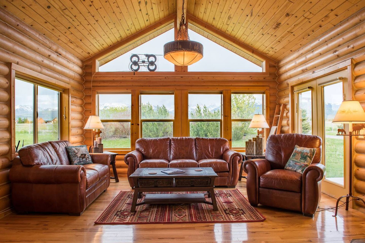 Welcome to your home away from home! You'll love the rustic charm and beautiful mountain views. Bask in gorgeous light through spacious windows.