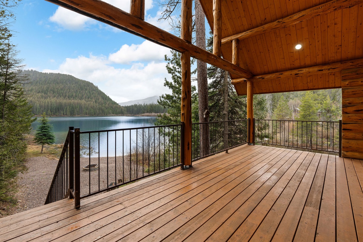 The Grizzly Den Deck