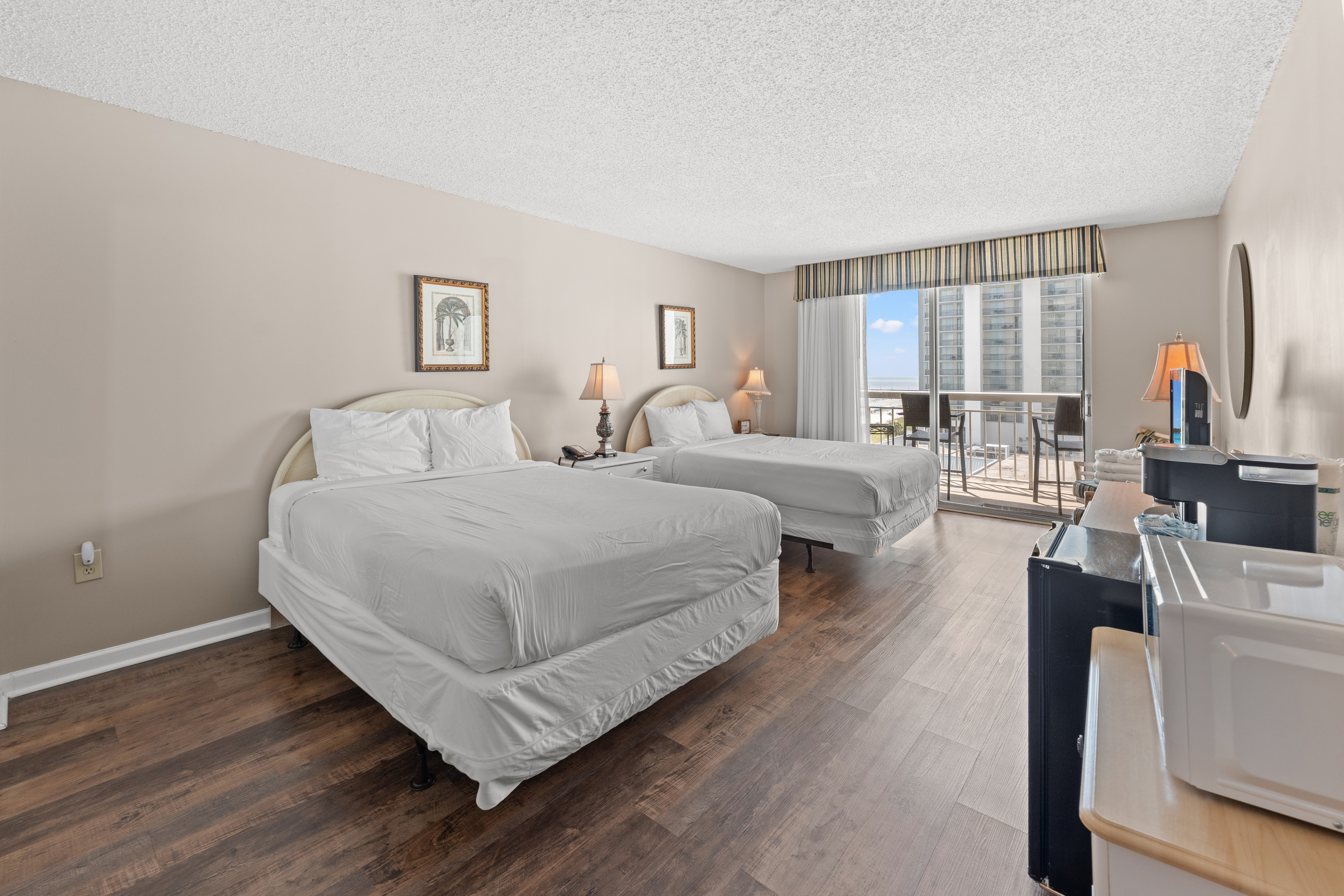 Bedroom (studio) with 2 queen beds, kitchenette and private balcony access
