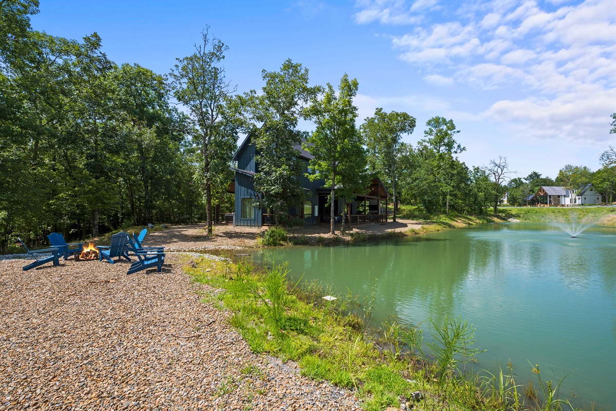Kick back by the lakeside fire pit at this tranquil retreat – perfect for toasting marshmallows and swapping stories under the stars.
