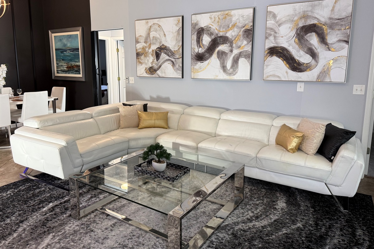 🛋️✨ Relax and connect in our spacious living room with a genuine leather sectional, 70” Roku TV, and streaming favorites like Netflix & HBO already logged in – perfect for family time together.