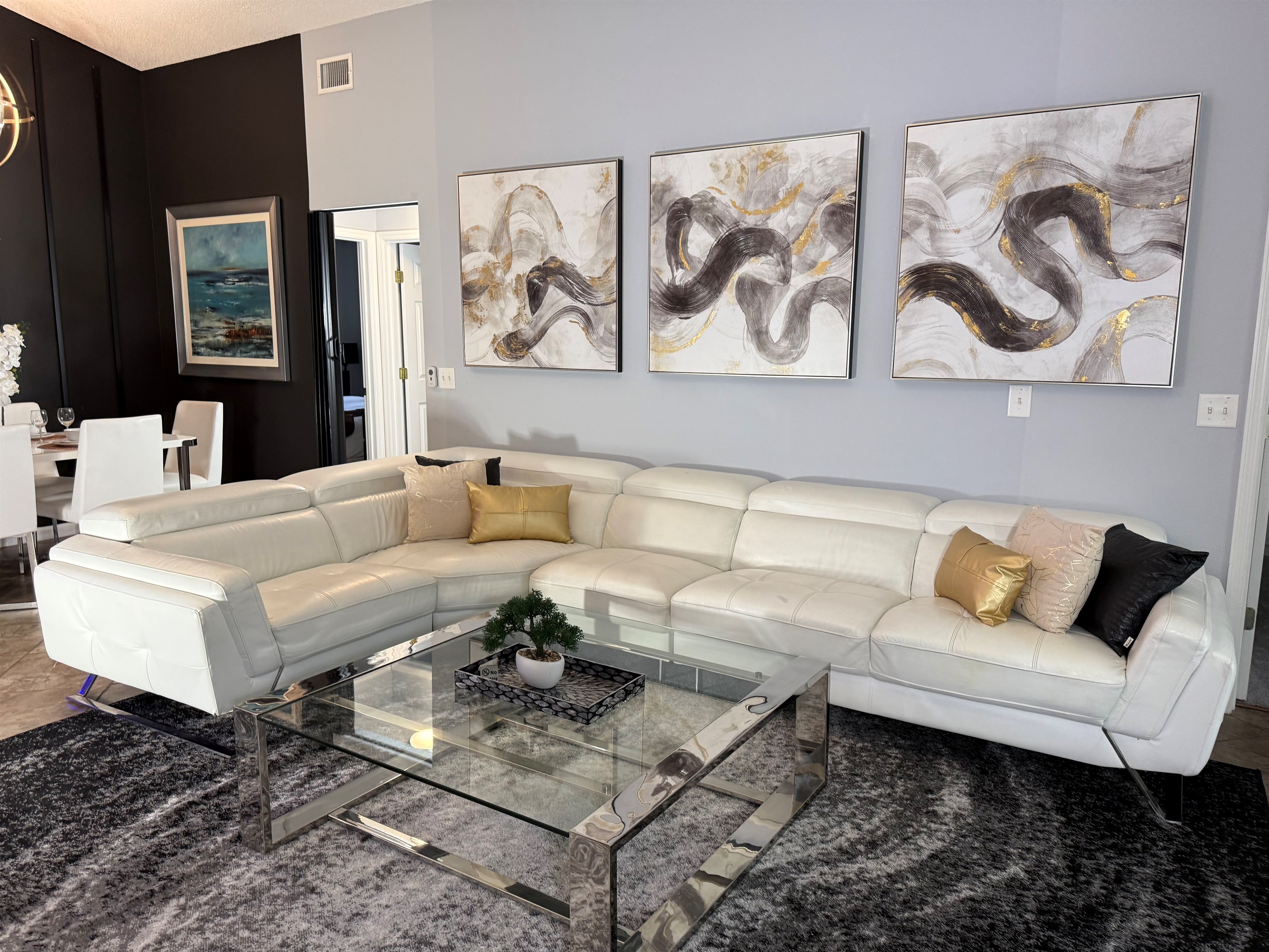 🛋️✨ Relax and connect in our spacious living room with a genuine leather sectional, 70” Roku TV, and streaming favorites like Netflix & HBO already logged in – perfect for family time together.