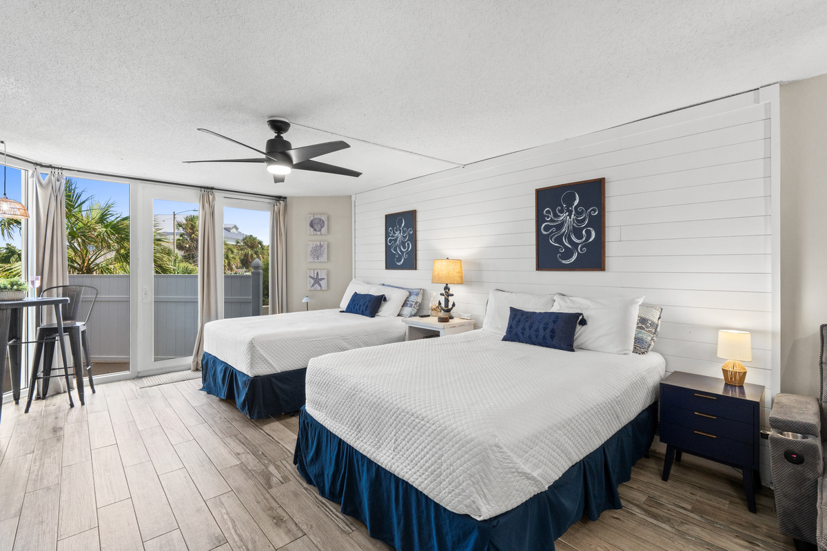 Living Room with 2 Queen Beds