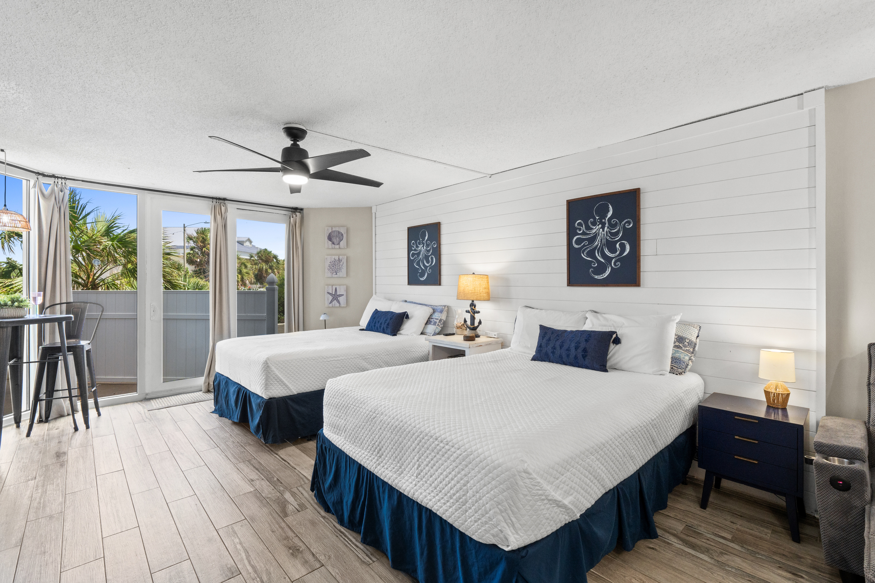 Living Room with 2 Queen Beds