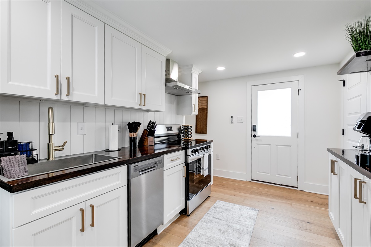 Kitchen: Sleek design with modern appliances, perfect for culinary adventures!