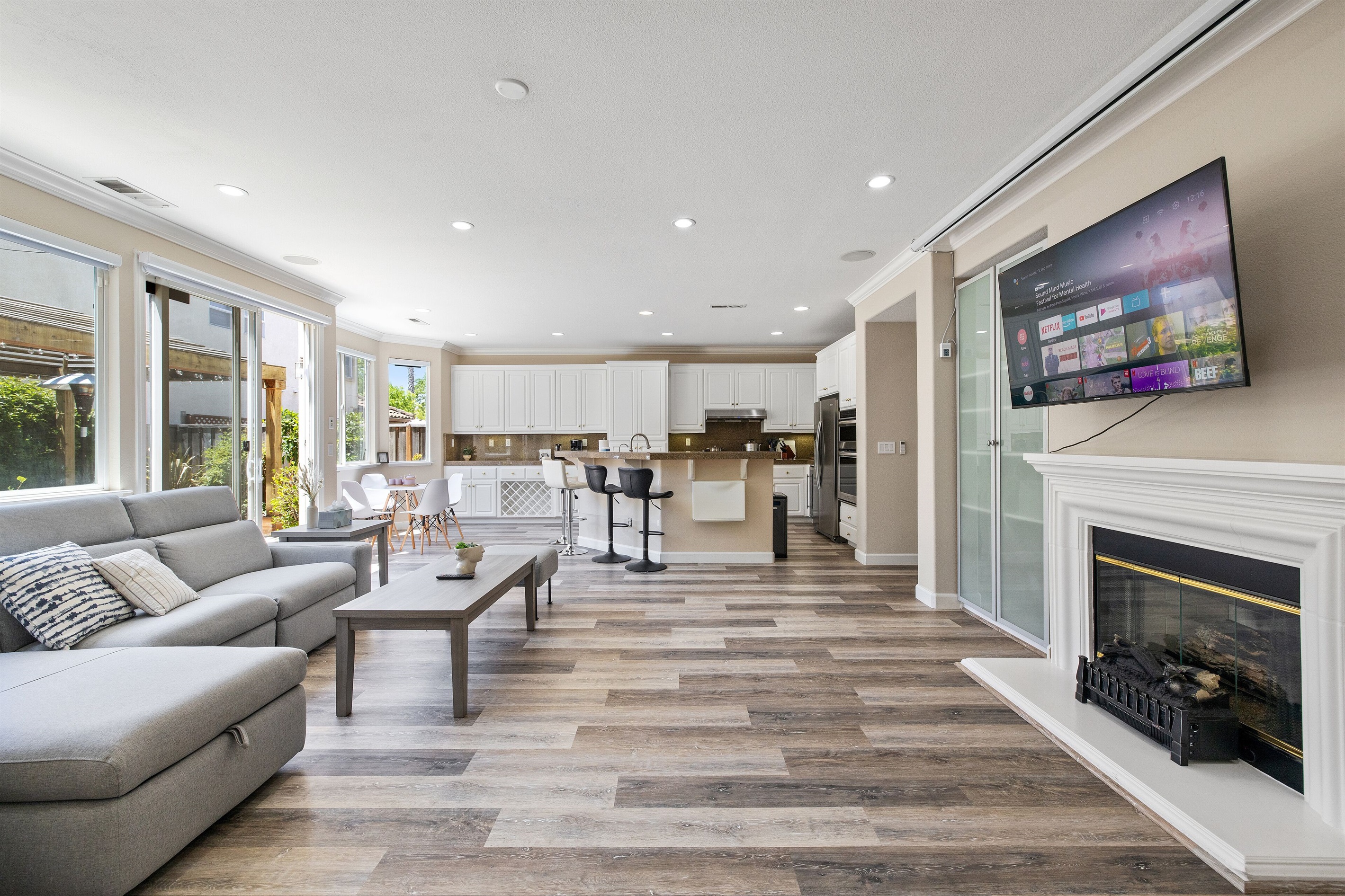 2nd living area with a large flat screen TV