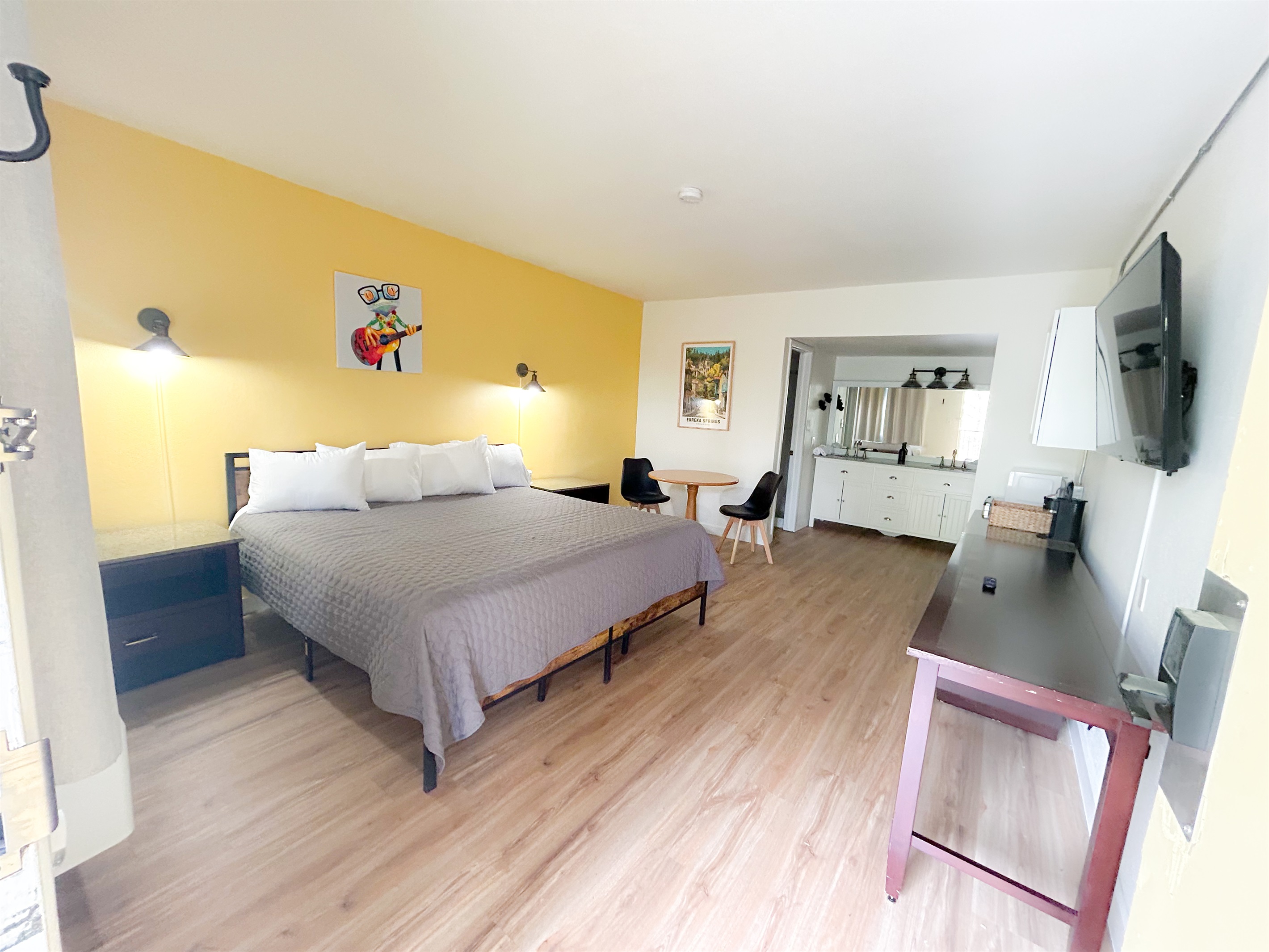 Main Room - 1 King bed