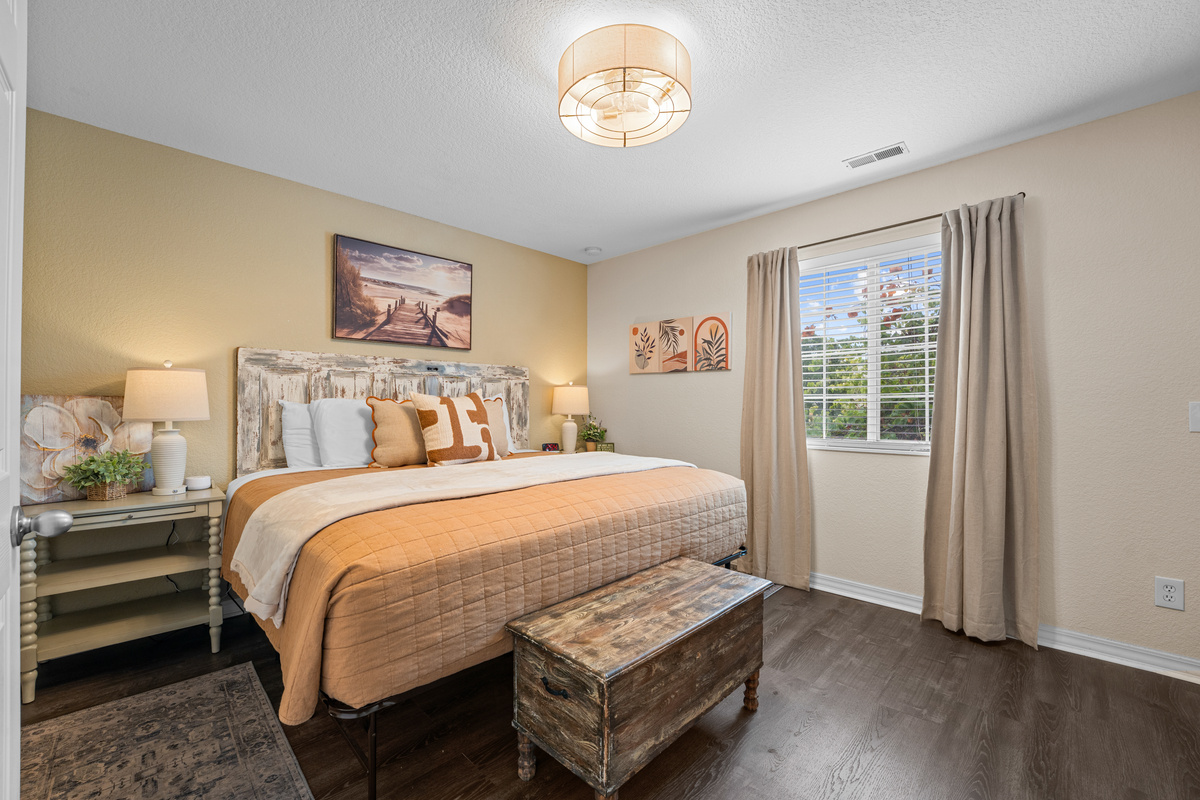 Bedroom 1 (King bed)