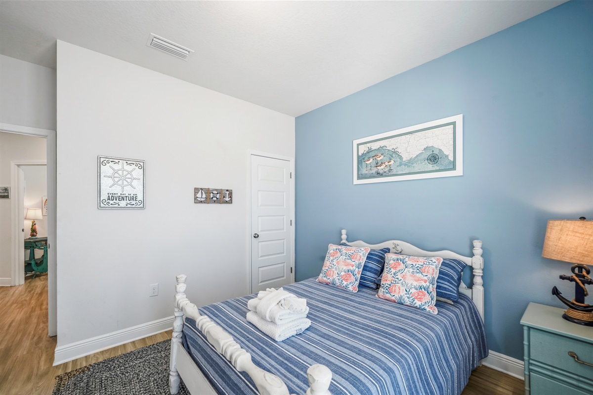 Bedroom 2: Full bed, comfortable linens, drawer, Smart TV, remote work desk and chair