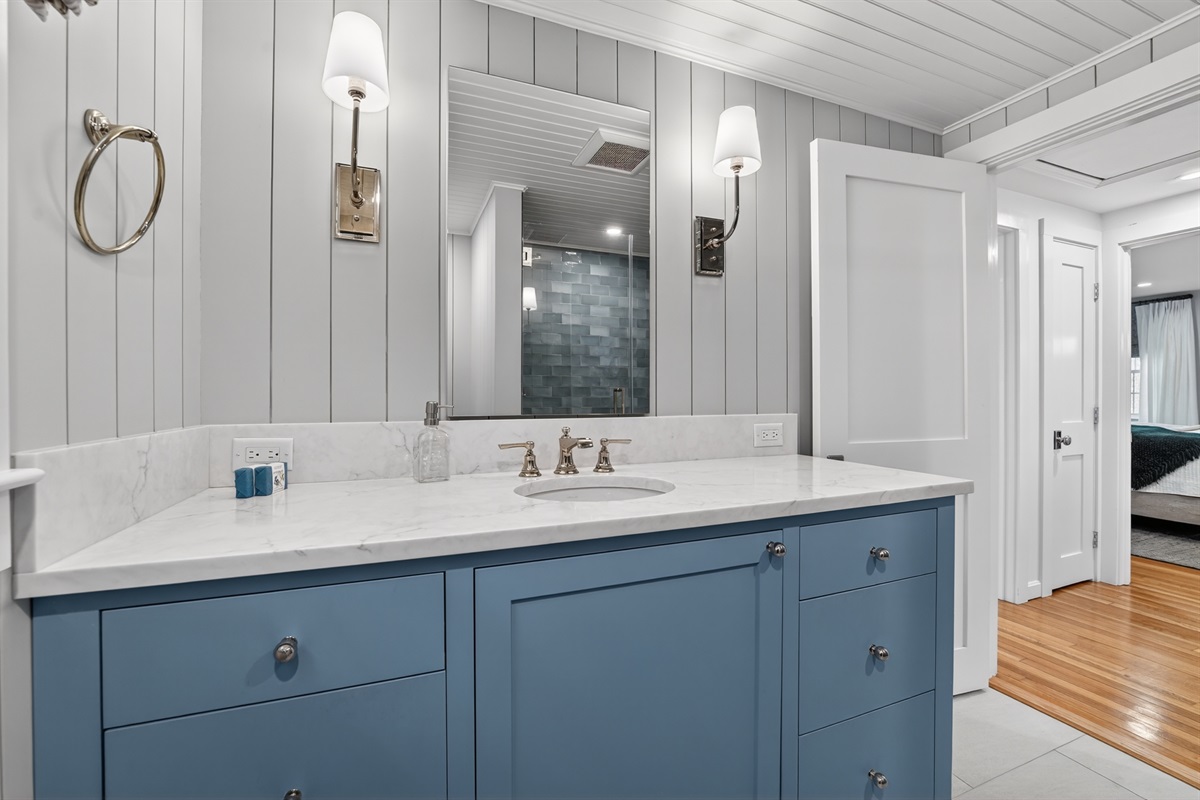 Enjoy a bright and well-kept full bathroom!