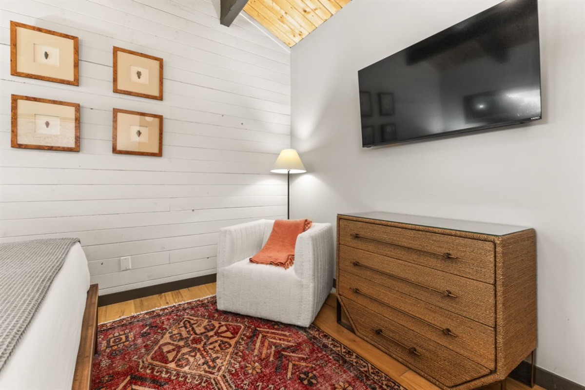 Upstairs Ensuite Bedroom #2 | Smart TV 
