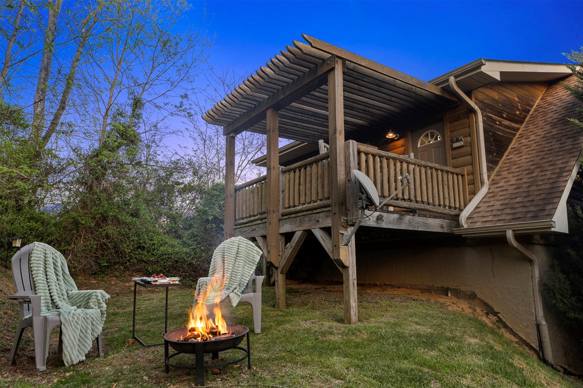 Outdoor Retreat: Gather around the fire pit under the starlit sky for unforgettable evenings!

