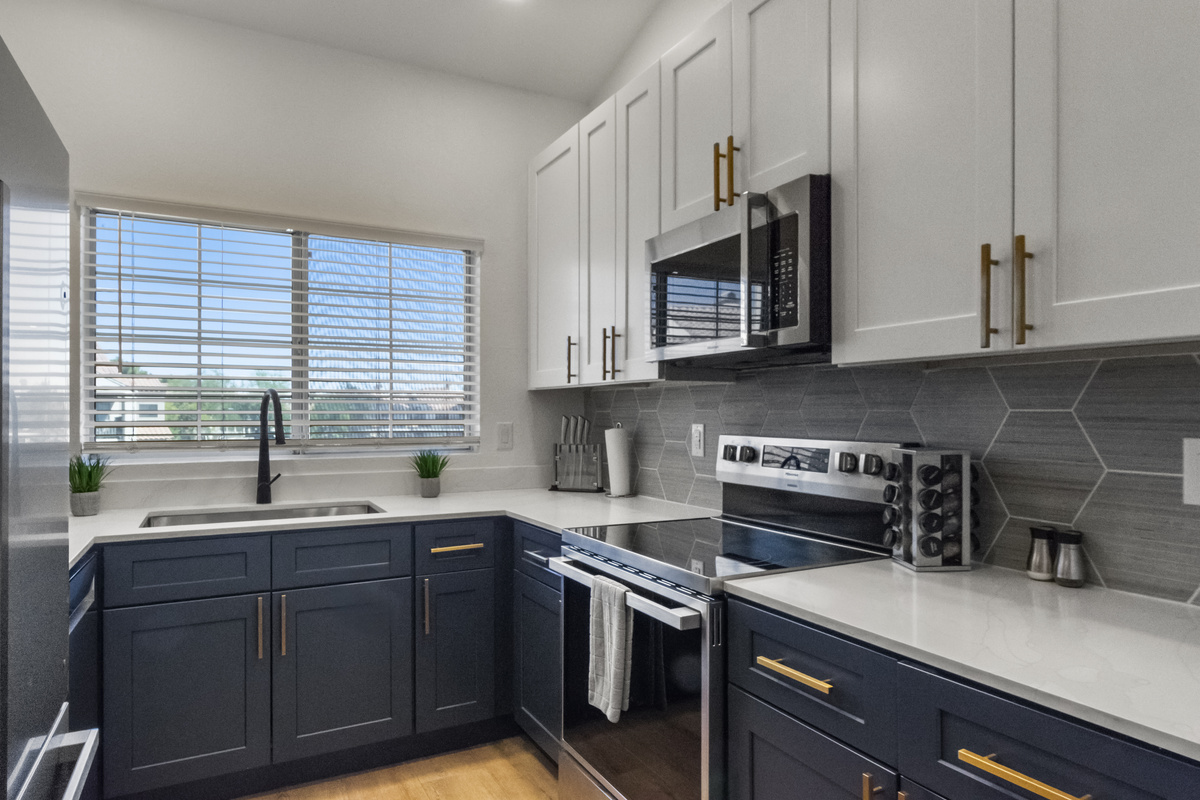 Fully equipped kitchen with full-size fridge, stove, oven and microwave. 