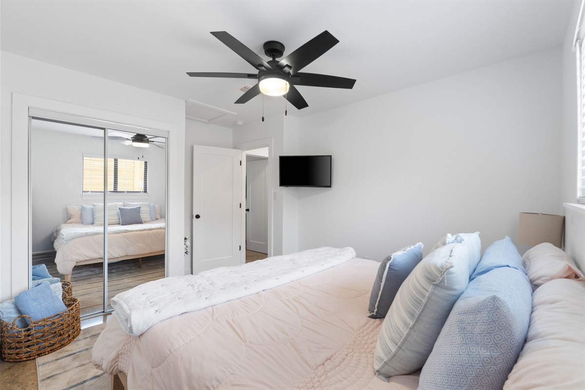 Small Serenity 4's Guest Bedroom: King Bed, Smart TV, Closet, Private Bathroom with Shower/Tub combo (sleeps 2)