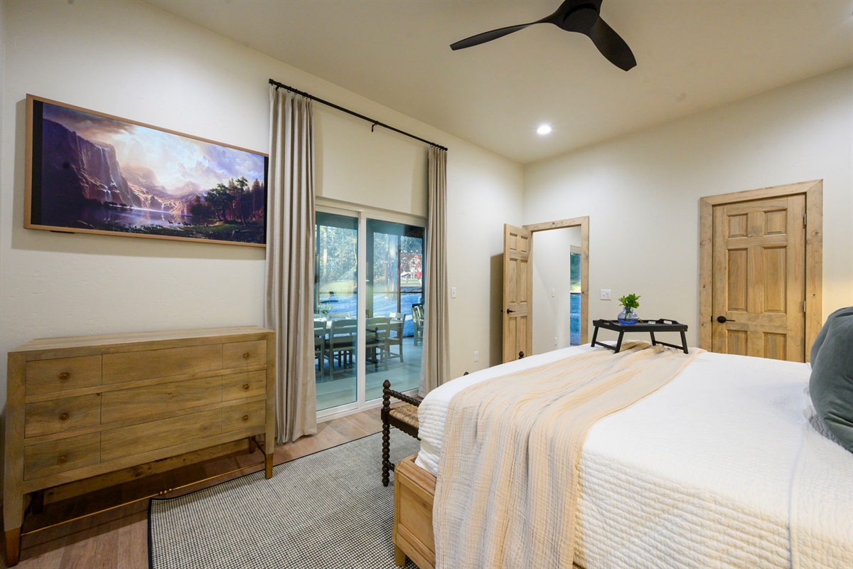 Large primary suite with direct access to the outdoor living space 🌅