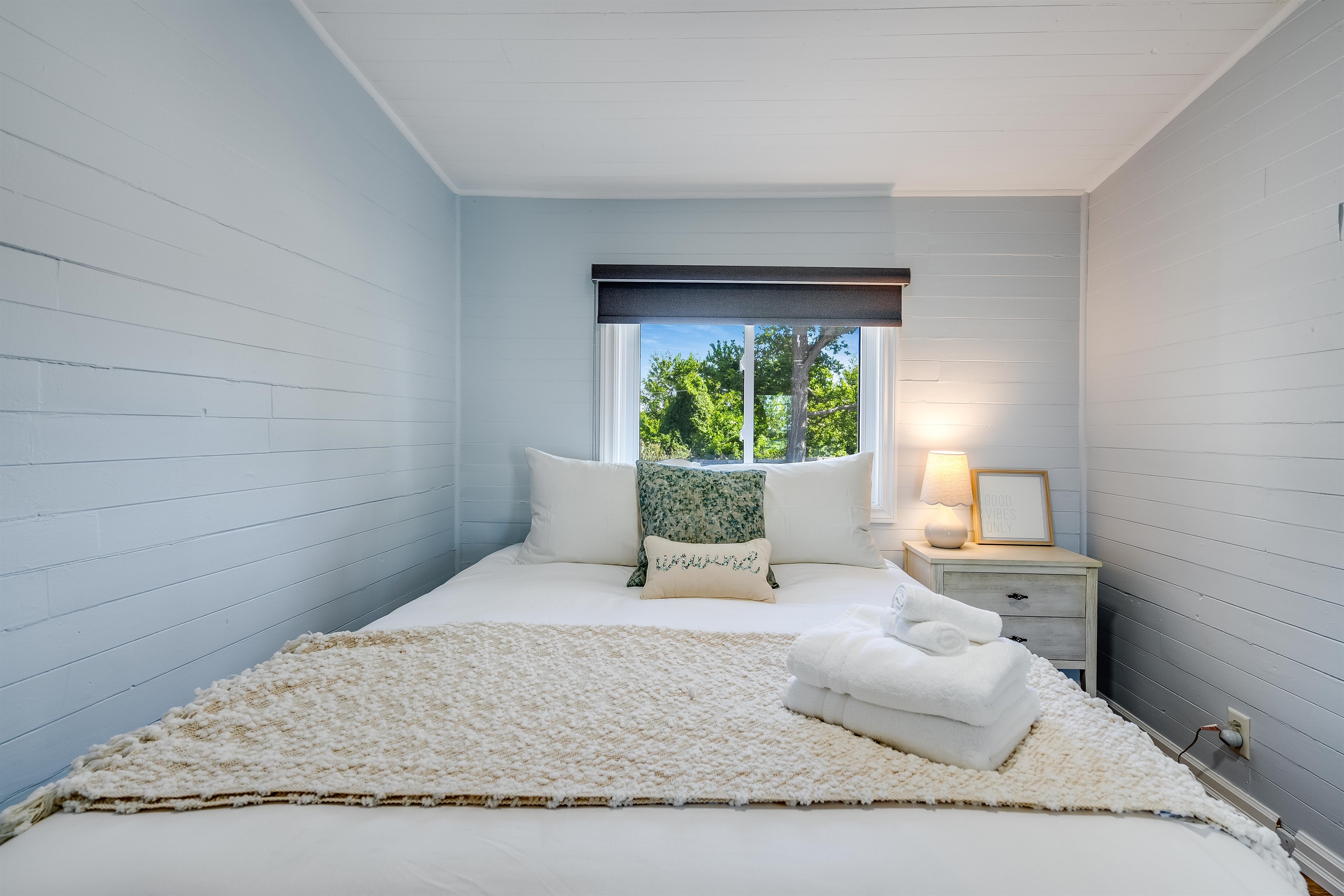 Queen Bedroom with welcoming colours.