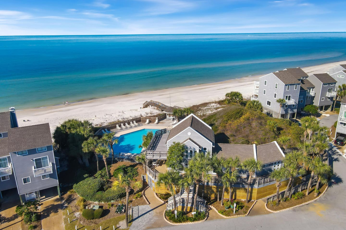 Float in the gulf-front pool and watch the actual Gulf doing its thing just beyond the fence &mdash; two waters for the price of one.