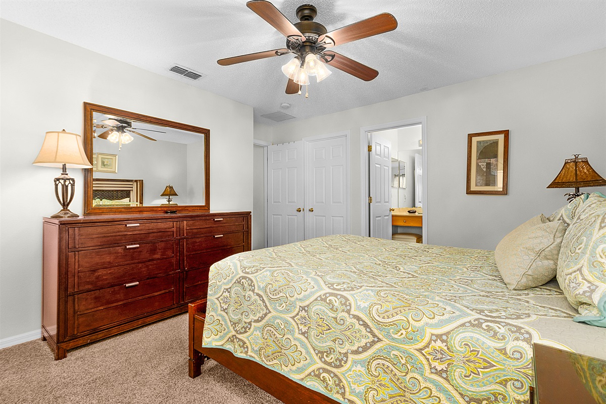 Walk in closet and master bath for the queen as well.